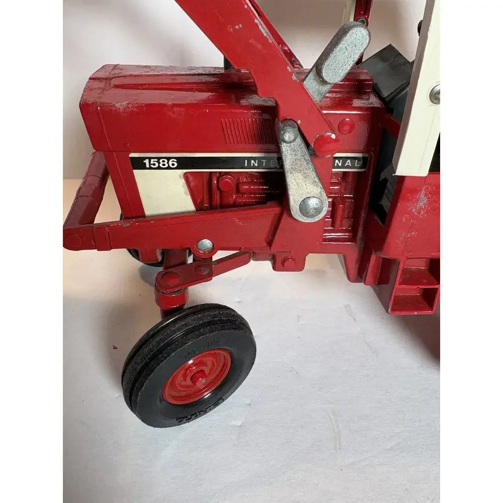 Ertl International 1586 w/loader 1/16 Die-cast Farm Tractor W/Pull Behind Wagon